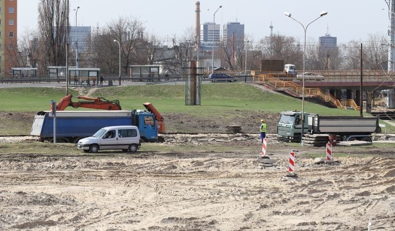 Kolejny remont i kolejne opóźnienia. Na budowie przedłużenia al. Grohmanów przestój, bo... grunt jest zły [ZDJĘCIA]