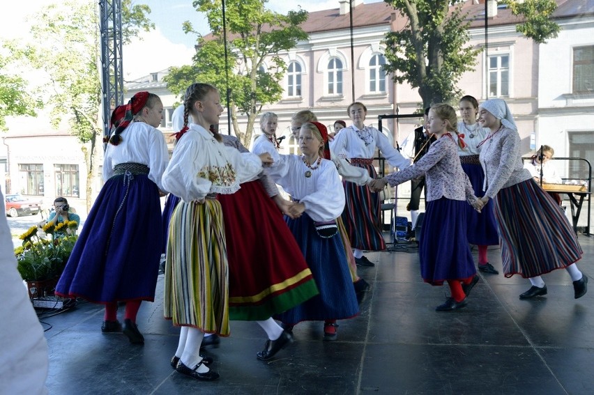 Biecz. Święto Dzieci Gór zagościło na bieckim rynku. Mali artyści roztańczyli miasto [ZDJĘCIA]