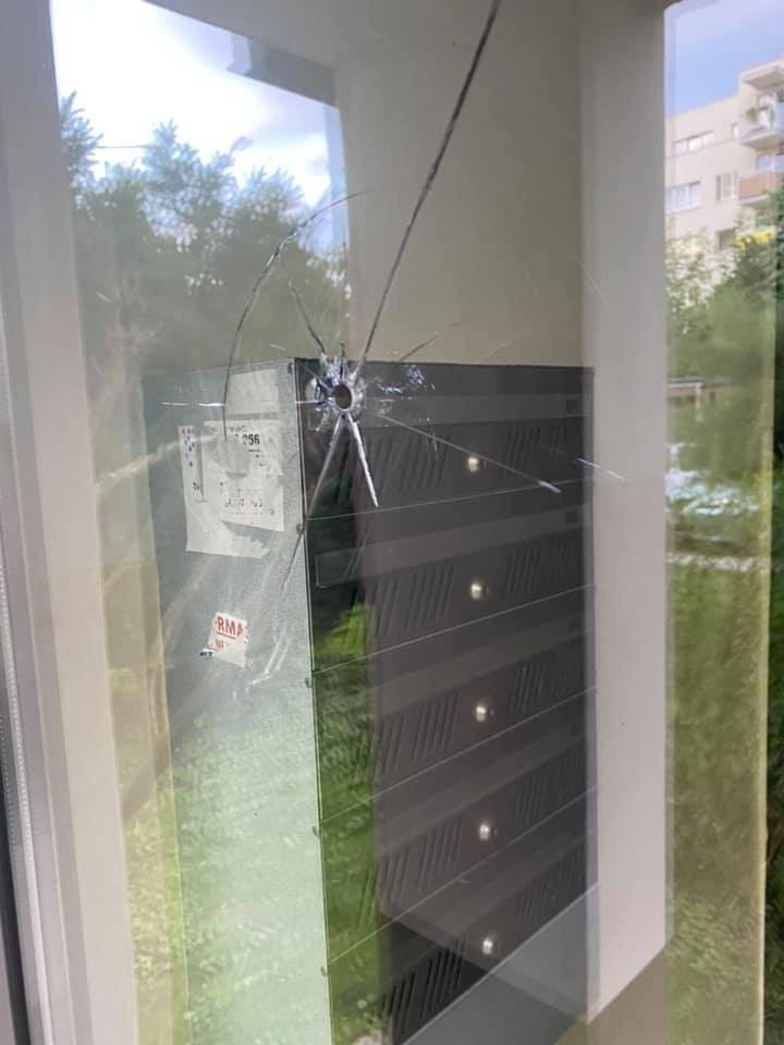 Kraków. Na osiedlu przy ul. Lipskiej padły strzały. Agresywny mężczyzna wciąż jest na wolności [ZDJĘCIA]