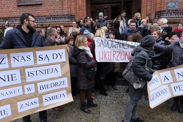 We wtorek 11 grudnia pod siedzibą Sądu Rejonowego w Toruniu protestowało około stu pracowników administracyjni sądów, którzy domagają się podwyżki płac – tysiąca złotych na każdy etat.Przypomnijmy, że w Sądzie Okręgowym w Toruniu pracuje około 150 urzędników, Najniższe wynagrodzenie to 2100 złotych. Pensje są regulowane rozporządzeniem ministra sprawiedliwości.