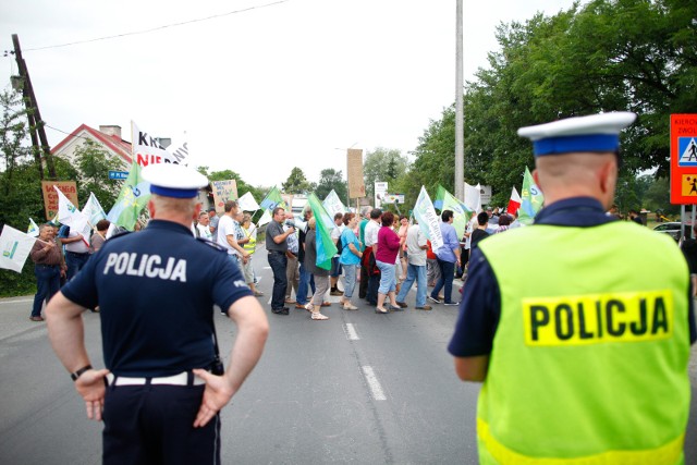 Mieszkańcy Olimpina  blokują drogę przechodząc przez pasy