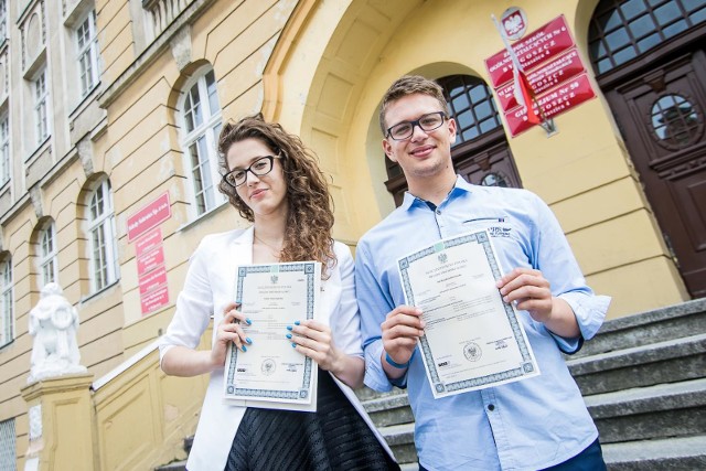 - Średnia zdawalność w kraju wyniosła 79,7 proc. - mówi Irena Łaguna, dyrektor Okręgowej Komisji Egzaminacyjnej w Gdańsku. - W Kujawsko-Pomorskiem była ona niższa prawie o 2 punkty procentowe - 78 proc. Wynik ten dotyczy tegorocznych maturzystów, którzy przystąpili do wszystkich egzaminów obowiązkowych.