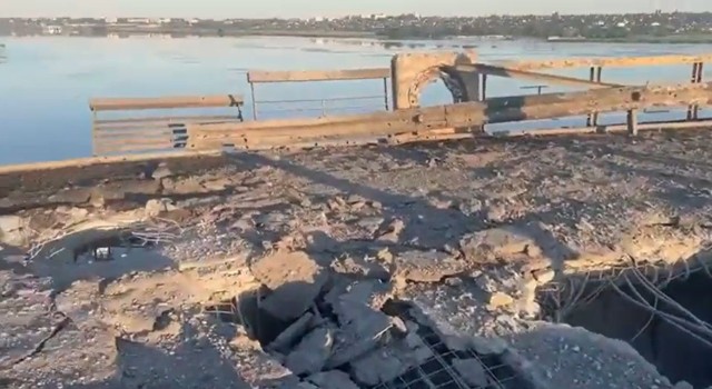 Siły ukraińskie ostrzelały most Antoniwski w Chersoniu za pomocą systemu rakiet artyleryjskich Himars - to powoduje, że wojska rosyjskie są odcięte od zaopatrzenia