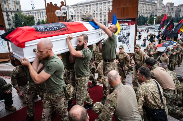 Niemiecki ekspert ds. Rosji odniósł się do skandalicznego raportu Amnesty International. Na zdjęciu uroczystość pogrzebowa członków ochotniczego batalionu Andrija Żowanyka i Jurija Kowalenka.