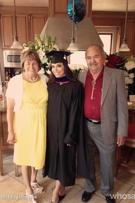 Eva Longoria z rodzicami na rozdaniu dyplomów (fot. www.whosay.com)