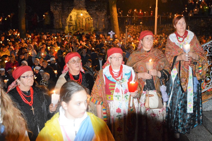 W sobotę wieczorem, mimo zimna i padającego deszczu, grota...