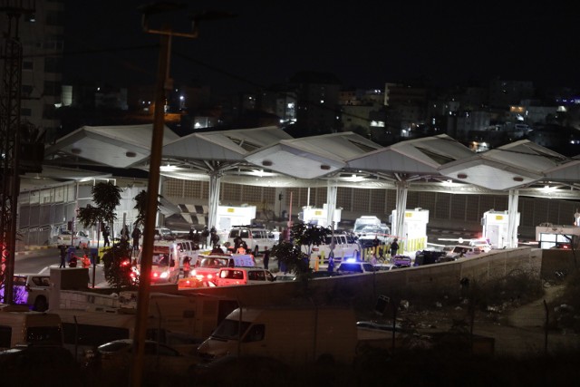 Dwie osoby zostały ranne podczas ostrzelania izraelskiego posterunku z przejeżdżającego samochodu