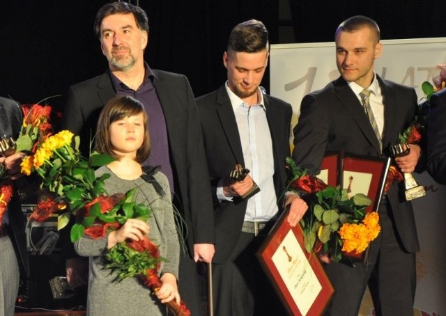 Radosław Krzyżowski (pierwszy z lewej) na tegorocznej gali Plastrów Miodu.