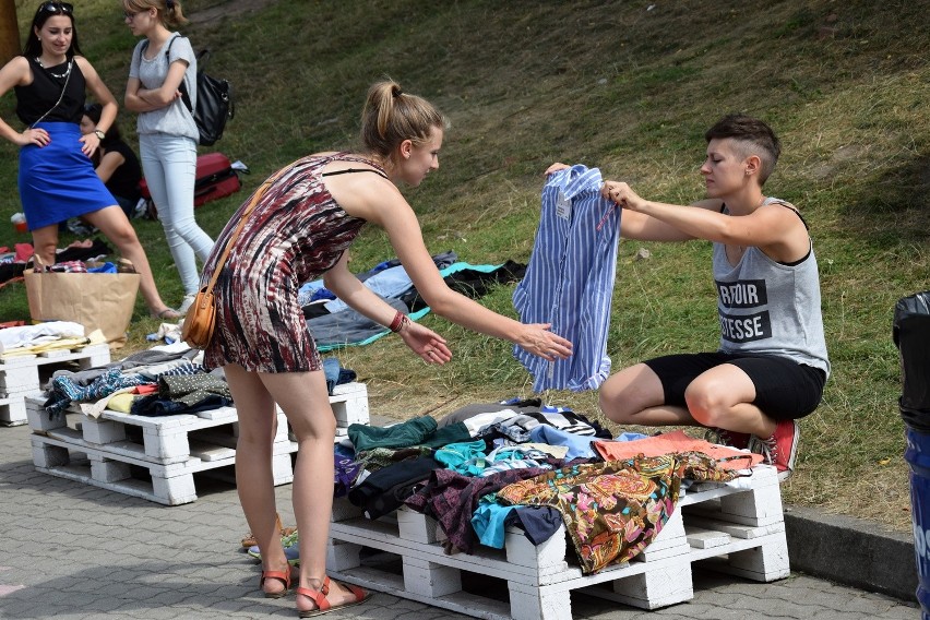 Wielka wymiana ubrań pod chmurką na pl. Społecznym