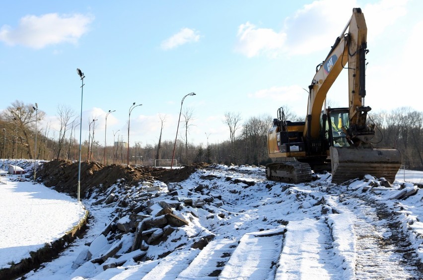 Arkonia zaczęła od rozbiórki trybun. Stadion nie był remontowany od II wojny światowej