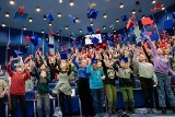 200 słuchaczy odebrało dyplomy ukończenia Dziecięcej Politechniki Opolskiej. Birety w górę!