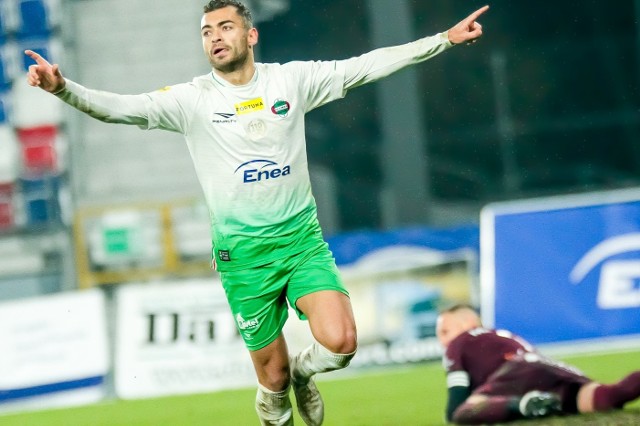 Radomiak Radom w meczu Fortuna 1 Liga pokonał na własnym boisku 1:0 lidera tabeli ŁKS Łódź. Losy meczu rozstrzygnęły się w 86 minucie, kiedy Brazylijczyk Leandro Rossi pokonał bramkarza łódzkiej drużyny Arkadiusza Malarza z rzutu karnego. Zobacz zdjęcia z tego meczu autorstwa Kacpra Pacochy>>>