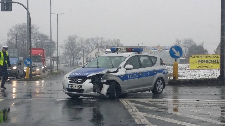 Radiowóz zderzył się z ciężarówką w Opolu [zdjęcia]