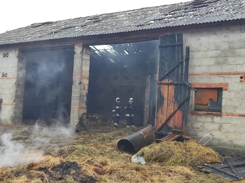 Pożar stodoły w gminie Gizałki. Silny wiatr utrudniał akcję...