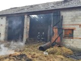Pożar stodoły w gminie Gizałki. Silny wiatr utrudniał akcję gaśniczą