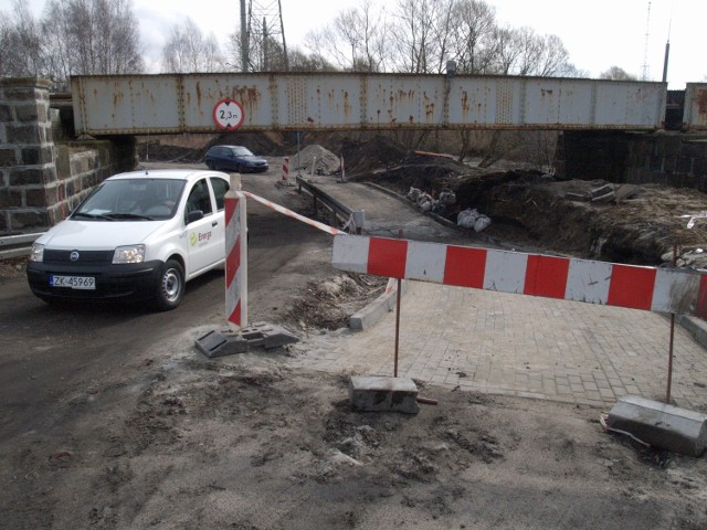 Remont pod mostem kolejowym dobiega końca. Wkrótce pojawi się też tutaj asfalt.