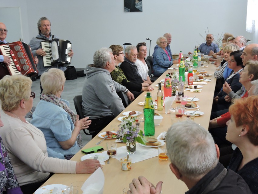 Rzekuń. Seniorzy z gminy spotkali się na majówce integracyjnej. Bawili się w Susku Nowym