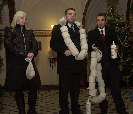 Młodzi Demokraci chcieli przekazać dary dla prezydenta Macieja Kobylińskiego. Od lewej stoją Danuta Kowal, Maciej Maraszkiewicz oraz Kamil Brzeziński.