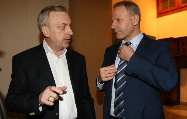 Politycy związani z Jackiem Protasiewiczem przekonywali, że to wina Grzegorza Schetyny, przewodniczącego Platformy Obywatelskiej, który zadecydował o rozwiązaniu struktur partii na Dolnym Śląsku
