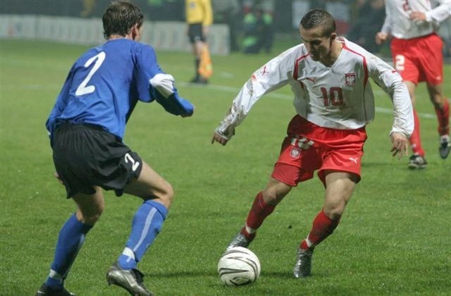 Stadion w Ostrowcu Świętokrzyskim 16 listopada 2005 roku był miejscem meczu towarzyskiego pomiędzy reprezentacjami Polski i Estonii. Biało-Czerwoni wygrali 3:1, a bramki zdobyli Mariusz Lewandowski 8, Sebastian Mila 57, Grzegorz Piechna 87 - Ingemar Teever 68. Mecz obejrzało 8,5 tysiąca kibiców. Polska zagrała w składzie: Dudek (46. Kowalewski) - Wasilewski, M. Lewandowski, Bosacki (62. Głowacki), Adamski - Gorawski, Giza (83. Dudka), Mila, Kaczmarek (46. Jeleń) - Paweł Brożek (46. Piechna), Saganowski (73. Kaźmierczak).  Dodajmy, że Grzegorz Piechna z Korony Kielce miał wtedy swoje "pięć minut". W debiucie w kadrze zdobył bramkę. Zagrał też Marcin Kaczmarek, który obecnie jest zawodnikiem trzecioligowego KSZO 1929 Ostrowiec. (dor)