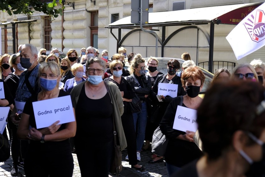 Miasto chce zatrzymać wzrost wynagrodzeń pracowników niepedagogicznych w oświacie. Ci organizują czarny protest