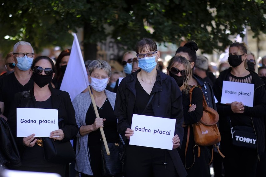 Miasto chce zatrzymać wzrost wynagrodzeń pracowników niepedagogicznych w oświacie. Ci organizują czarny protest