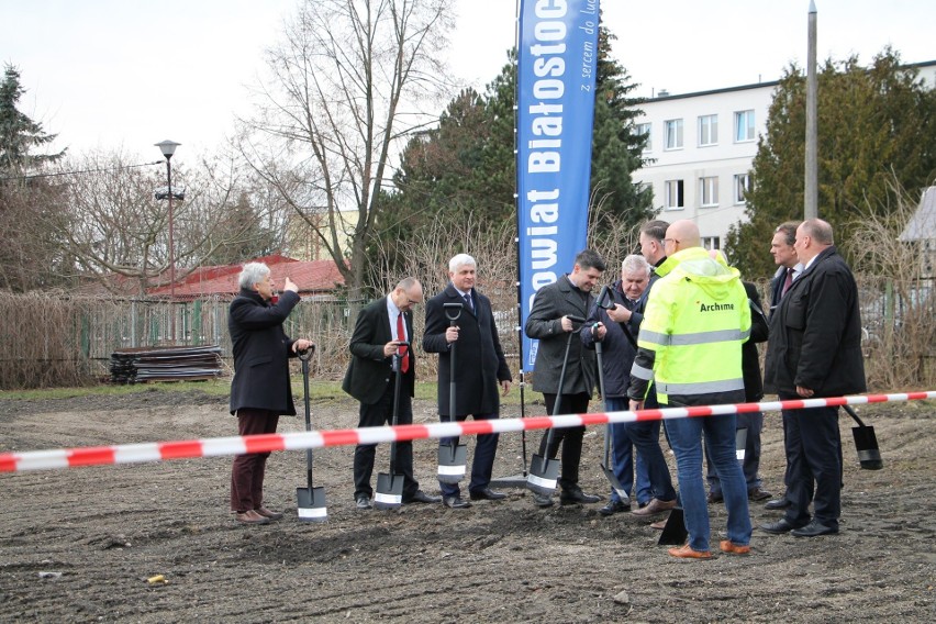 Symboliczne wbicie łopaty w miejscu, gdzie powstaną...