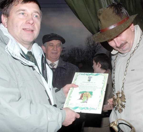 Szef Towarzystwa Andrzej Chmielewski przekazuje symbole władzy króla kurkowego Adamowi Emilinowiczowi