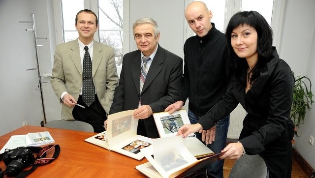 Już niedługo pierwsi przekwalifikowani stoczniowcy zaoferują usługi w dziedzinie fotografowania. Od lewej Witold Garfunkel, pan Zbigniew (który chciał zachować nazwisko w tajemnicy), Krystian Olszewski i Joanna Tritt-Pleban.