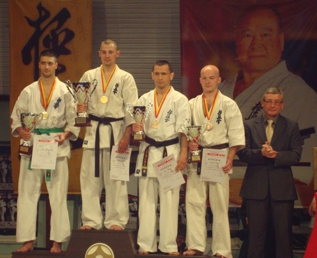 Mateusz Garbacz (drugi z lewej) ze zwycięskim pucharem i medalem.