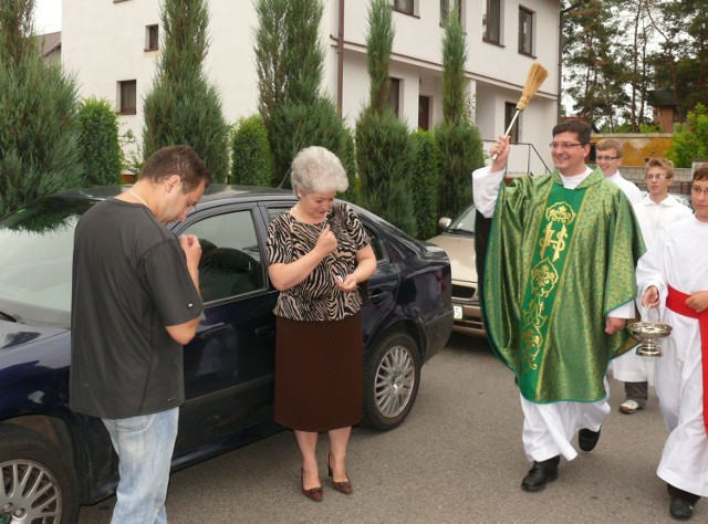 Święcenie samochodów przy kościele Trójcy Przenajświętszej w Stalowej Woli.