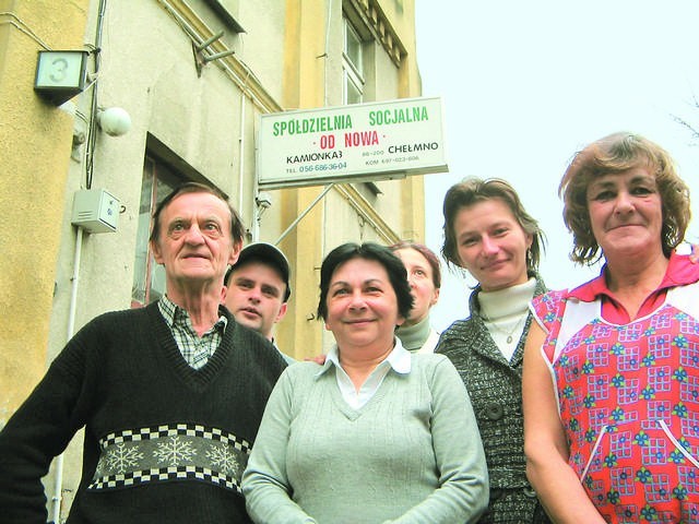 Są na rynku od trzech lat i wiedzą, że stworzyli szansę. Kto chce - korzysta. Kto nie chce - wraca do bezrobocia. Na zdjęcia: Roman Jakubowski, Jarosław Skórski, Hanna Górecka, Teresa Kwiatkowska, Żaneta Jankowska i Elżbieta Zawacka