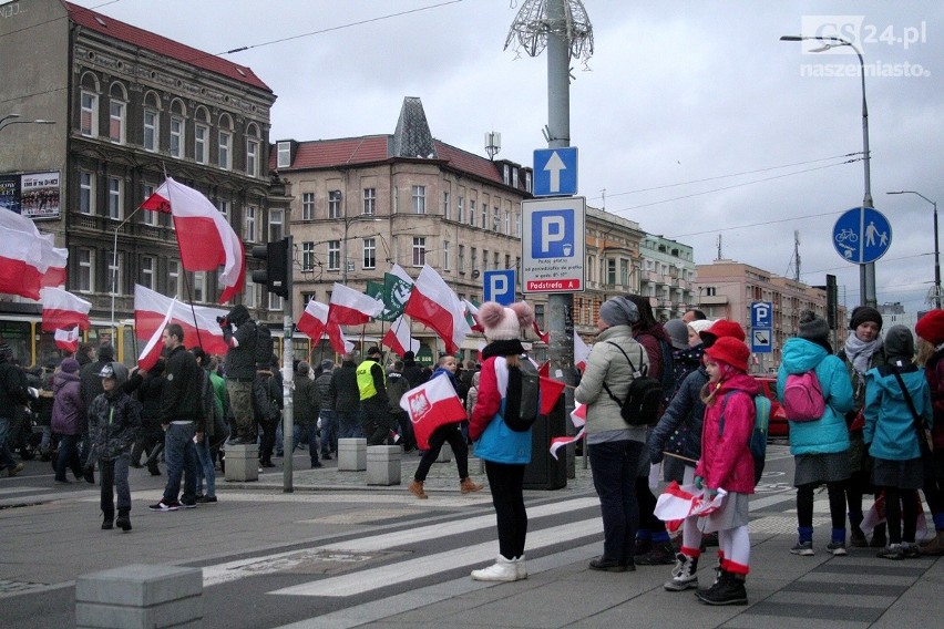 VII Szczeciński Marsz Niepodległości. Apel pamięci, odśpiewanie hymnu i przejście ulicami miasta