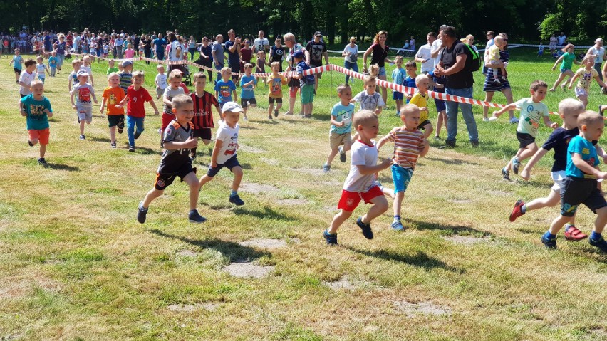 Bieg Strzelca 2019. Kilkaset dzieci ścigało się w parku...