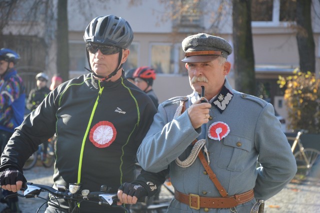 W poniedziałek, 11 listopada, równo o godz. 11.11 spod pomnika Bohaterów w Zielonej Góry ruszył VII Rajd Rowerowa Niepodległa. Celem rowerzystów jest Lubuskie Muzeum Wojskowe w Drzonowie. Rajd jest wspólną inicjatywą stowarzyszenia Rowerem Do Przodu oraz muzeum w Drzonowie. - Organizujemy go już po raz siódmy. Nie każdy ma ochotę świętować Dzień Niepodległości biorąc udział w oficjalnych uroczystościach. Rowerowa Niepodległa to propozycja dla osób lubiących sport. Wybieramy się wspólnie rowerem do muzeum w Drzonowie. Zazwyczaj przejazd zajmuje nam godzinę - tłumaczy radny Robert Górski z Rowerem Do Przodu. I dodaje, że rajd cieszy się, co roku, dużym zainteresowaniem, mieszkańców nie odstraszała w przeszłości nawet brzydka pogoda. - W muzeum na uczestników czekają pokazy, są zabawy dla dzieci, można obejrzeć wystawę plenerową ciężkiego sprzętu wojskowego, ale też zjeść ciepły posiłek, na przykład grochówkę - przekonuje z kolei Piotr Dziedzic, dyrektor placówkiElżbieta Kopczyk oraz Róża Niżyńska wzięły udział w rowerowym rajdzie. - Pogoda jest bardzo ładna, jest bardzo przyjemnie, więc taka wycieczka to świetny sposób na uczczenie Dnia Niepodległości - twierdzą zielonogórzanki. Stanisław Fuja przyjechał do Zielonej Góry do znajomych z Legnicy: - U nas nie ma takiej inicjatywy, więc tutaj postanowiłem wziąć udział! PRZECZYTAJ TAKŻE: ZIELONA GÓRA. Koło aresztu odsłonięto tablicę pamięci ku czci więźniów politycznych i ofiar represji komunistycznychZobacz też: Trening Niepodległościowy w Nowej Soli