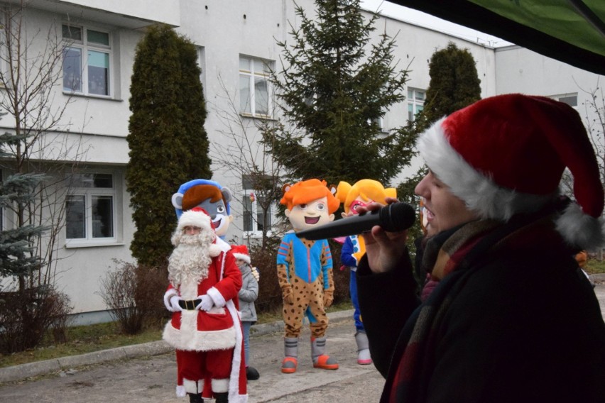 Święty Mikołaj odwiedził małych pacjentów Wojewódzkiego Szpitala Zespolonego w Kielcach. Skrzydlaci Dzieciom podarowali prezenty (ZDJĘCIA)