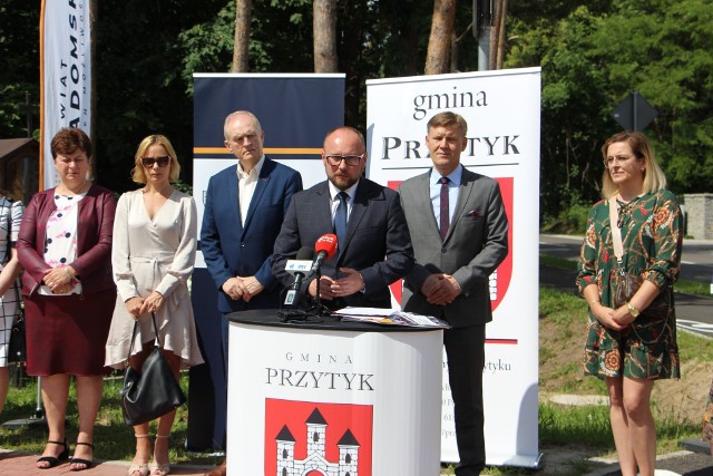Władze Powiatu Radomskiego i Gminy Przytyk oficjalnie otworzyły zmodernizowaną drogę z Przytyka do Słowikowa.