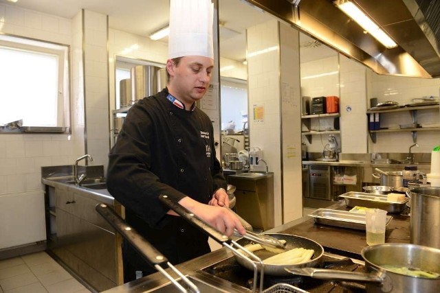 Szef kuchni restauracji NH Hotel Rafał Soroczyński przygotowuje dla swoich gości potrawy z białymi i zielonymi szparagami. Skosztujemy tu delikatnego kremu, a nawet risotta szparagowego