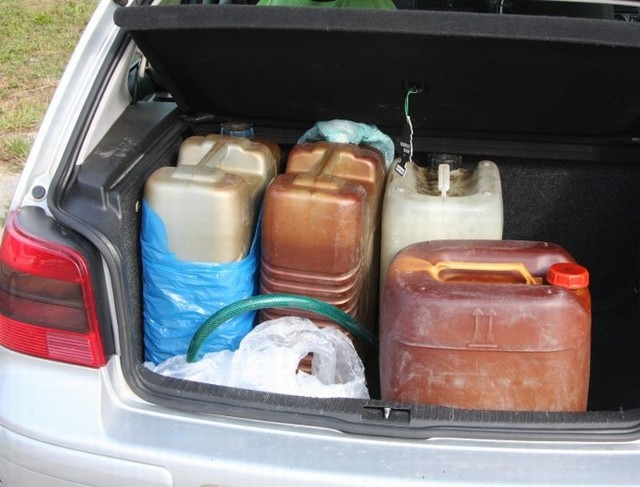 W bagażniku golfa policjanci znaleźli między innymi pojemniki na paliwo i wężyk do spuszczania benzyny z baku. 