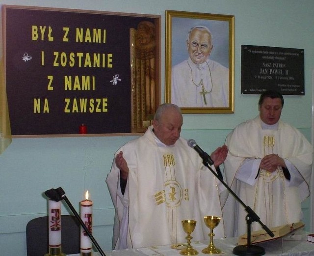 Ksiądz Krzysztof Liburski (z prawej) zawsze uczestniczył w uroczystościach papieskich, organizowanych przez Szkołę Podstawową imienia Jana Pawła II w Czostkowie. Na zdjęciu: z dziekanem dekanatu małogoskiego księdzem Janem Gajem.