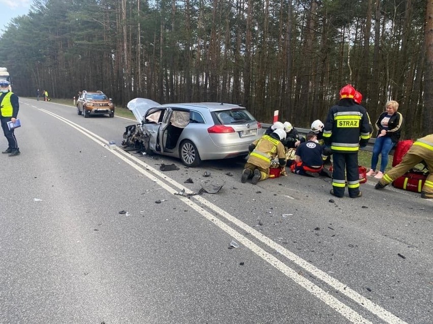 Wypadek w Bocheńcu. Czołowe zderzenie opla i saaba. Jedna osoba w szpitalu [ZDJĘCIA]