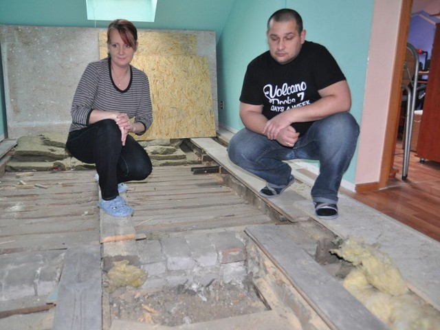 Celina i Janusz Czyż pokazują na widok tego, co kryło się pod podłogą w ich mieszkaniu doznali szoku. 