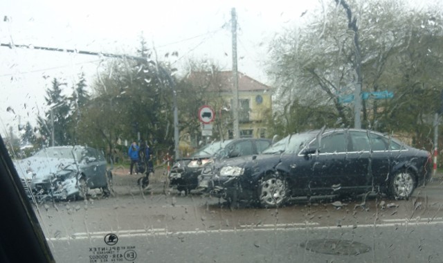 Na skrzyżowaniu ulic Antoniuk Fabryczny z Gajową w Białymstoku doszło do kolizji trzech samochodów