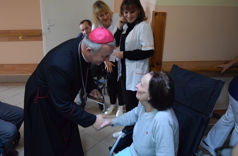 Biskup Jan Piotrowski z wizytą w pińczowskim szpitalu. Spotkał się z personelem i pacjentami [ZDJĘCIA]