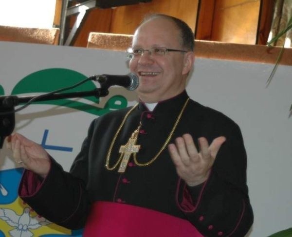 Biskup Andrzej Czaja w ogólniaku w Oleśnie.