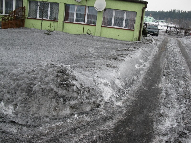 Śnieg wokól Sagi jest pokryty czarną warstwą pylu.