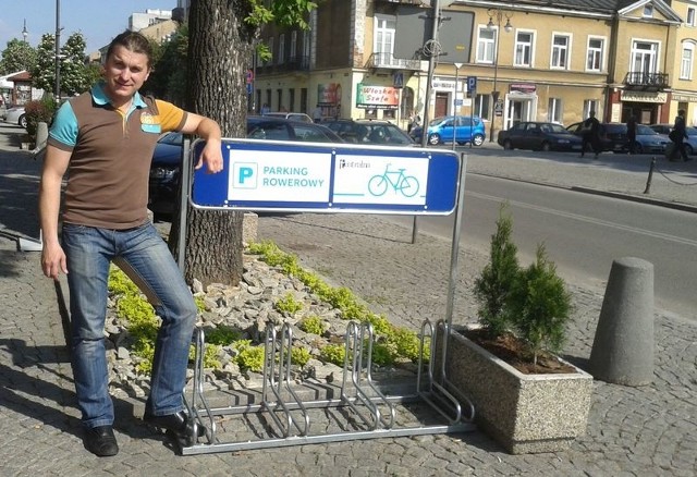 - Obok naszego parkingu rowerowego chcemy ustawić mapę tras rowerowych wokół Radomia &#8211; mówi Marcin Iskra, współwłaściciel restauracji "Teatralna&#8221;.