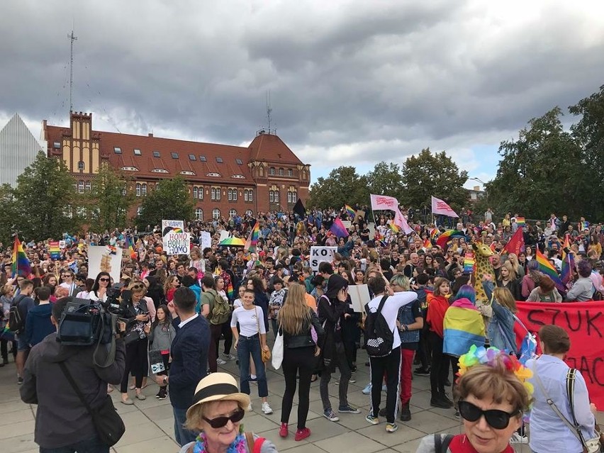 Wydarzenia na Placu Solidarności. Ruszył I Marsz Równości w Szczecinie [ZDJĘCIA, WIDEO]