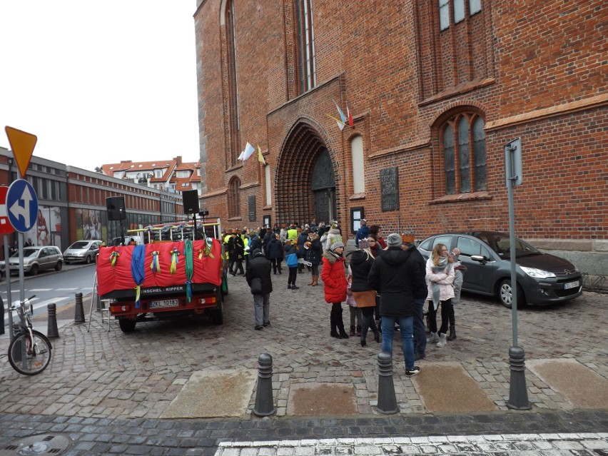 Pierwszy Orszak Trzech Króli w Kołobrzegu. Wyruszył po mszy odprawionej w bazylice [ZDJĘCIA] 