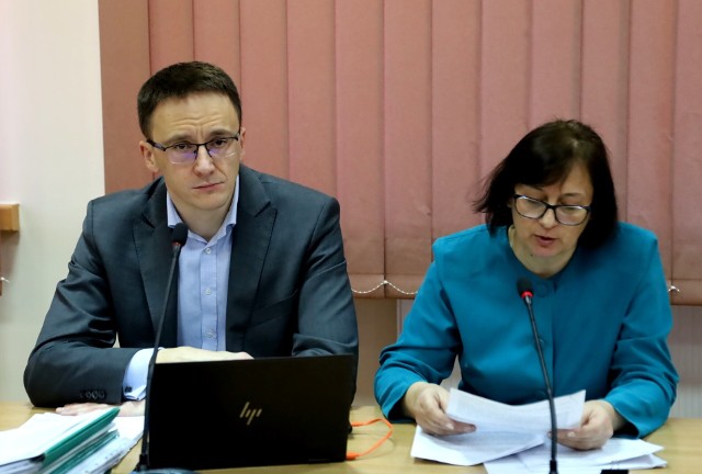 Skarbnik powiatu Jolanta Piotrowska przedstawiła założenia budżetu powiatu na 2023 rok i odczytała uchwały Regionalnej Izby Obrachunkowej w Kielcach. Z lewej: mecenas Waldemar Wołczyński.